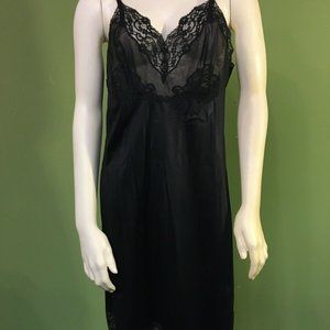 Vanity Fair Black Full Slip Lace Intimates k183